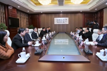 中共桐鄉(xiāng)市委書記于會(huì)游到中國(guó)巨石走訪慰問(wèn)